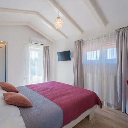 Histria Hedonica In Zabrezani - Haus Fuer 4 Personen